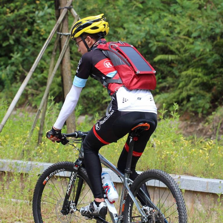 BBWC 10L bike backpack red with water bladder solar panel